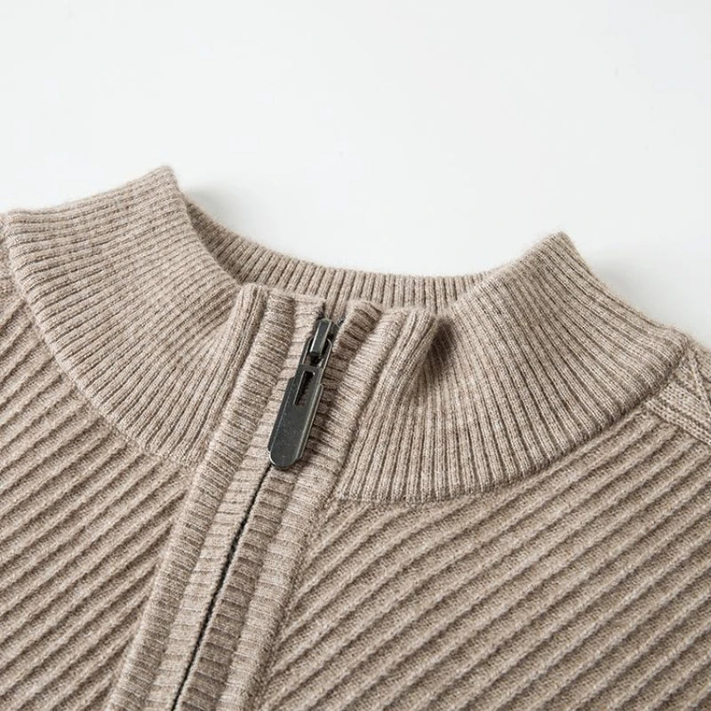 Raffinierter Strickpullover mit halbem Reißverschluss