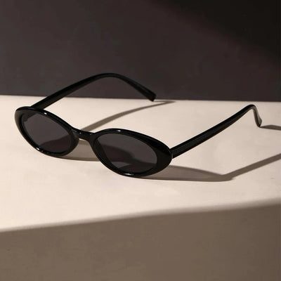 Schwarze ovale Sonnenbrille