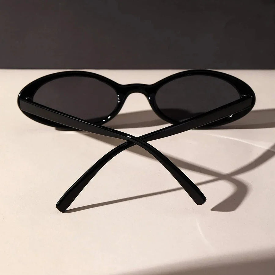 Schwarze ovale Sonnenbrille